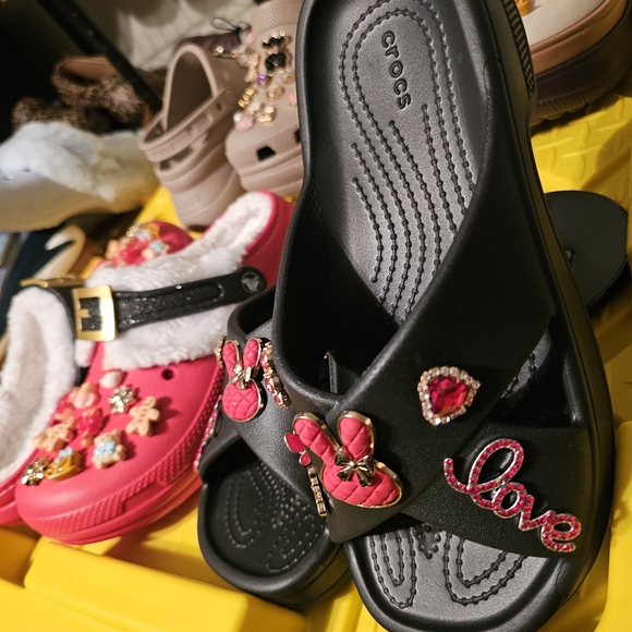 ❤️Effortless Edge! Custom Black Classic Cross Strap Crocs! - Picture 4 of 8